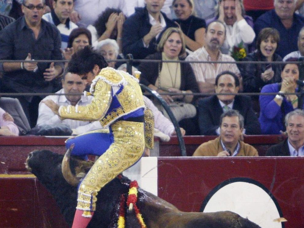 El diestro Francisco Rivera Ordóñez "Paquirri", sufre una cogida por su segundo toro a la salida de un par de banderilla