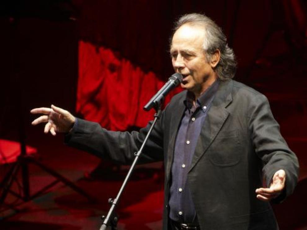 Joan Manuel Serrat recortado sobre un fondo negro y rojo, casi como la carátula de su nuevo disco.