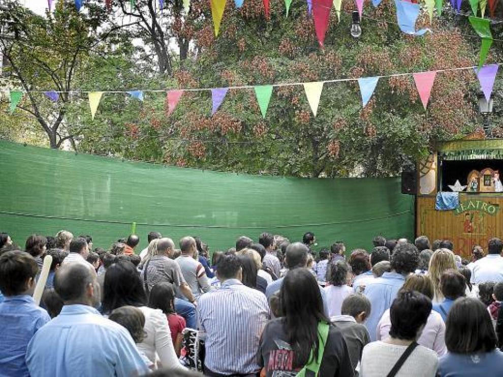 Teatro Arbolé y su títere Pelegrín se han trasladado a la plaza de los Sitios.