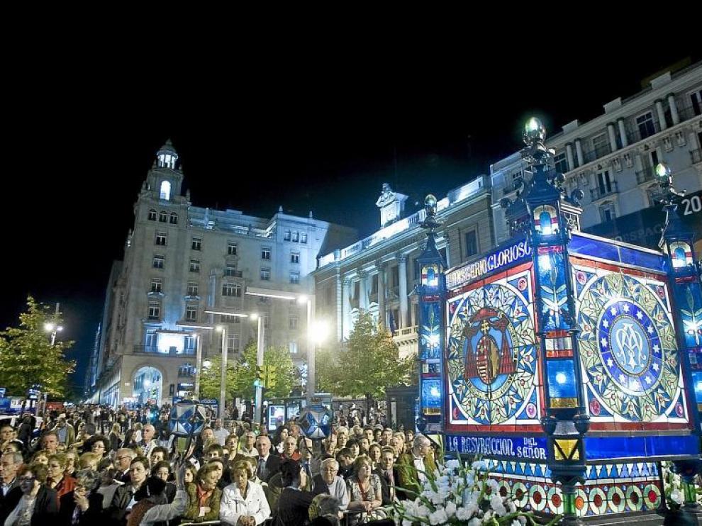 Numeroso público contempló la procesión. En la imagen, el Primer Misterio Glorioso, que portaba la Hermandad de Cristo Resucitado y Santa María de la Esperanza.