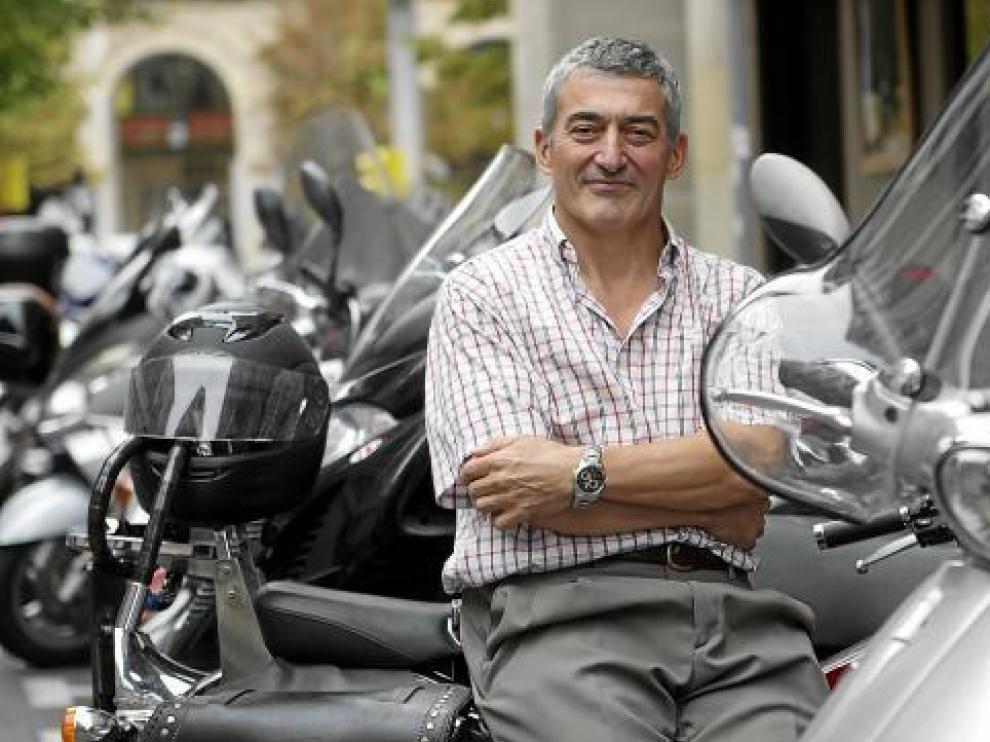 Fernando López del Río posa entre motos, su hábitat preferido.