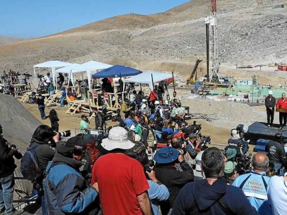 El presidente de Bolivia, Evo Morales (i), y el de Chile, Sebastián Piñera, hablan con los periodistas en el campamento San José.