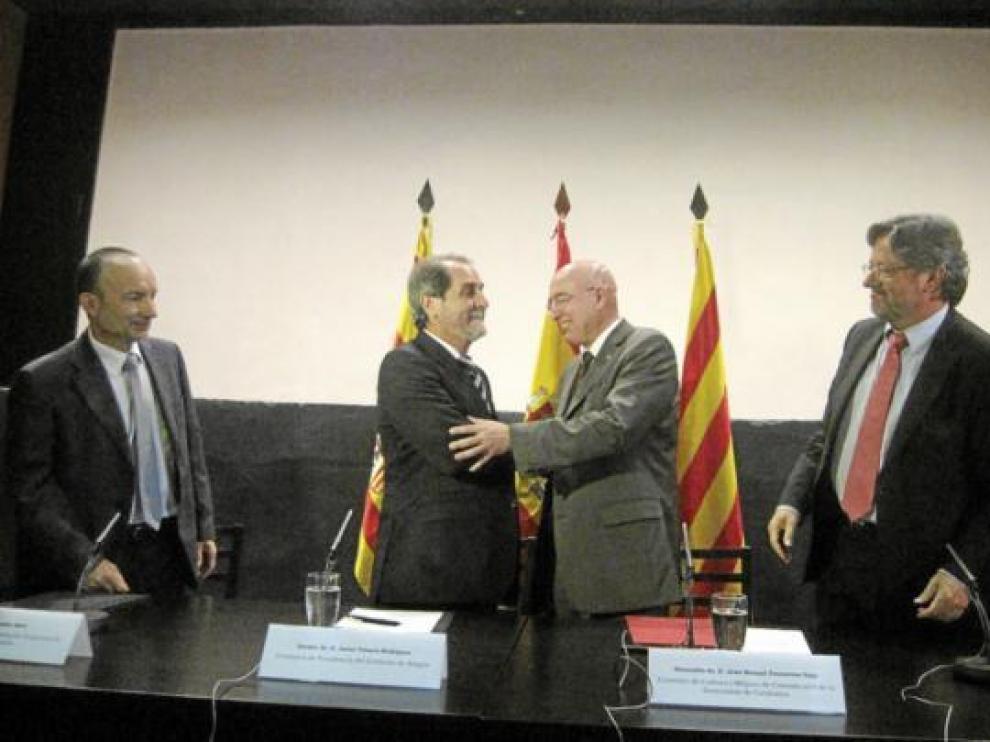 En el centro, el consejero de la DGA Javier Velasco y el de la Generalitat, Joan Manuel Tresserras.