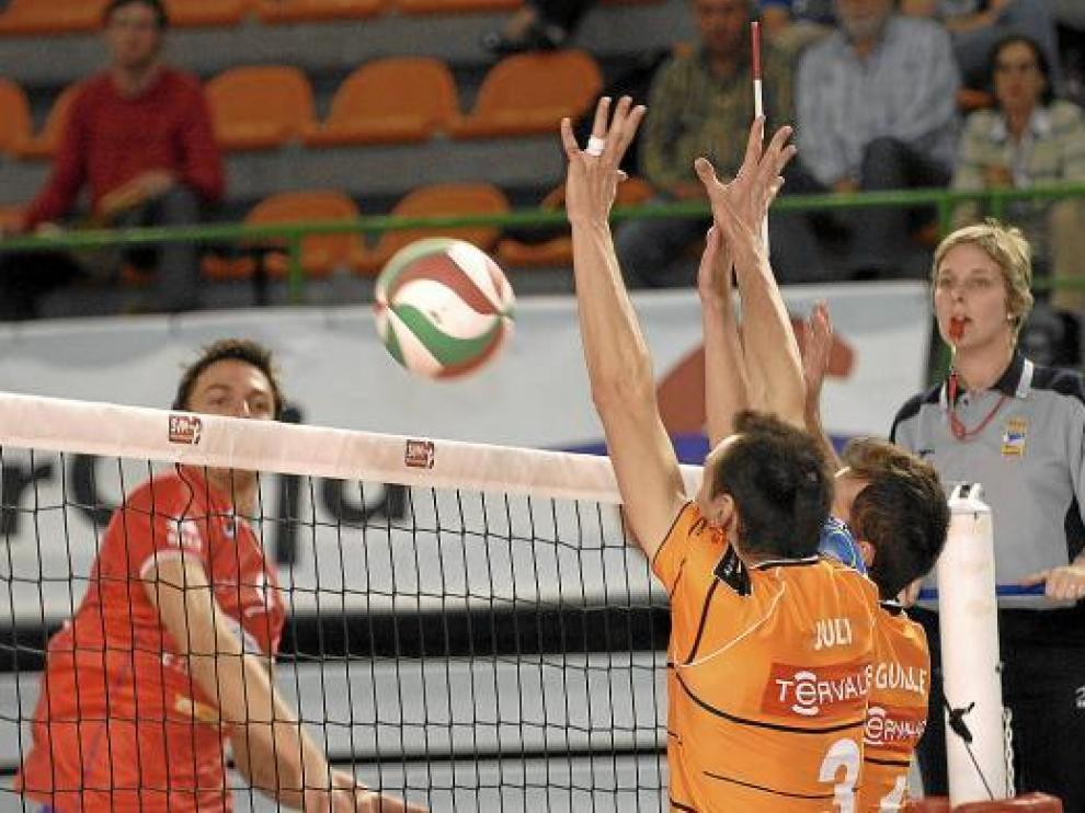 García-Torres y Hernán, al bloqueo en el partido de ayer en Los Planos.