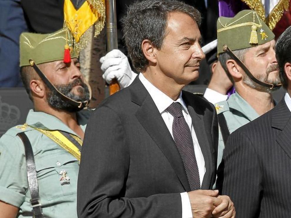 Rodríguez Zapatero y José Bono, el martes tras la conclusión del desfile militar en Madrid.