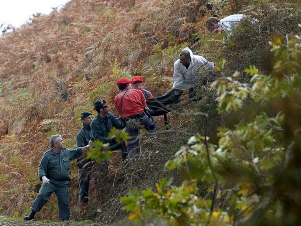 Agentes de la Policía Foral y de la Guardia Civil recuperan uno de los cadáveres