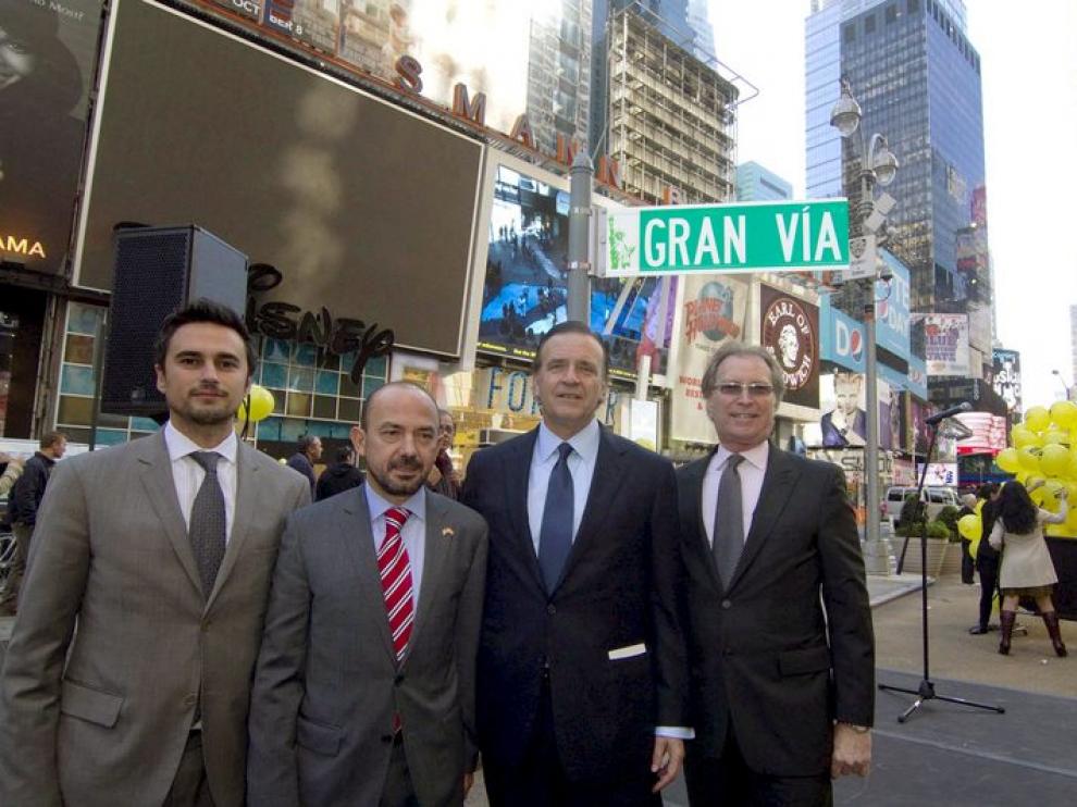 Representantes de ambas ciudades posan con un cartel de Gran Vía en Times Square