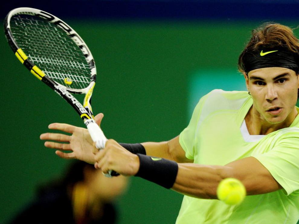 Rafa Nadal mira la pelota antes de golpearla