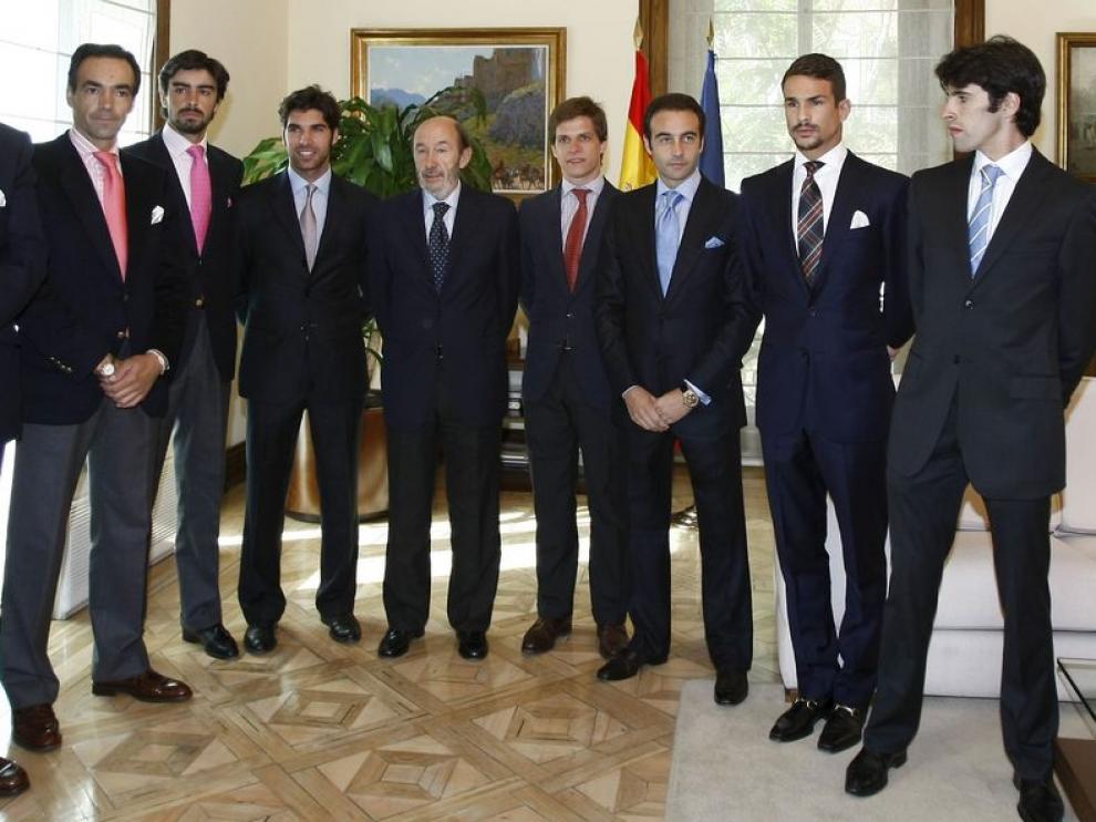 De izquierda a derecha: El Cid, Perera, Cayetano, Rubalcaba, El Juli, Ponce, Jose María Manzanres y Alejandro Talavante