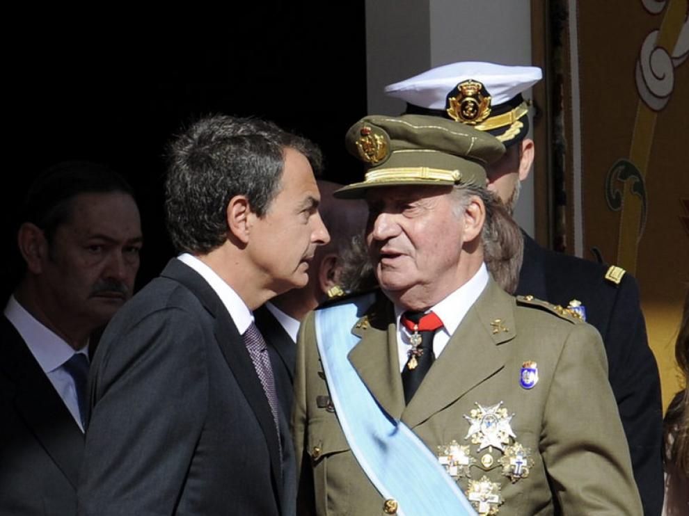 Rodríguez Zapatero conversa con el rey Juan Carlos I durante el desfile de las Fuerzas Armadas