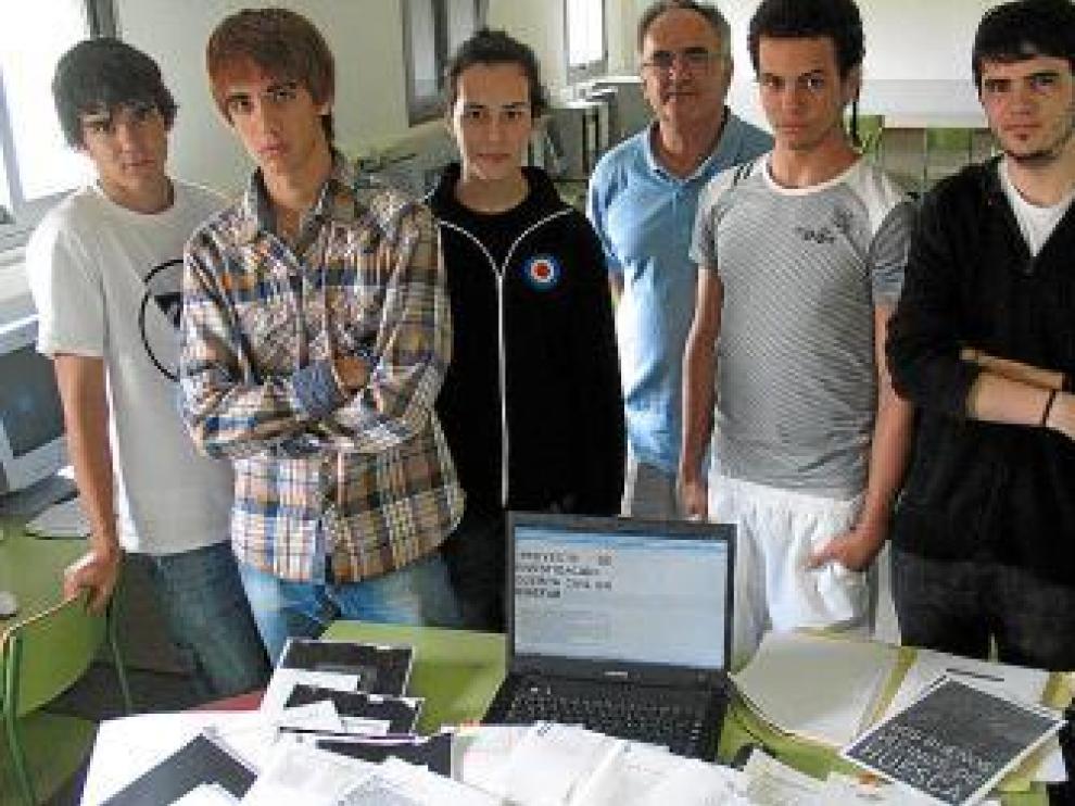 Los estudiantes afectados con uno de los profesores.