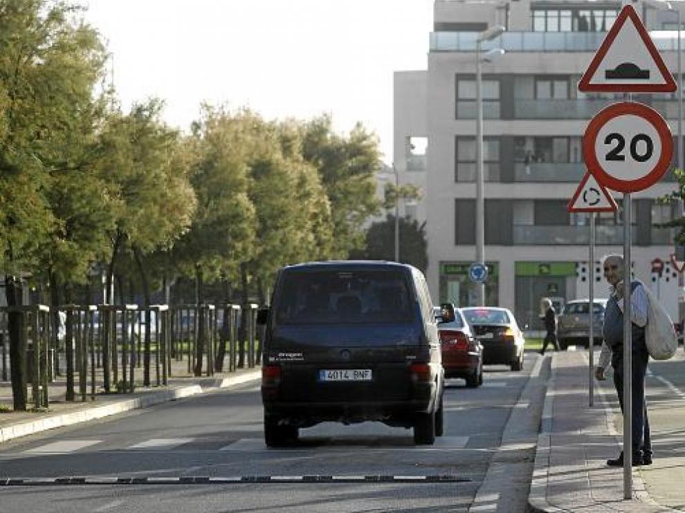 Las nuevas señales de limitación a 20 por hora y las bandas de frenado fueron colocadas ayer.