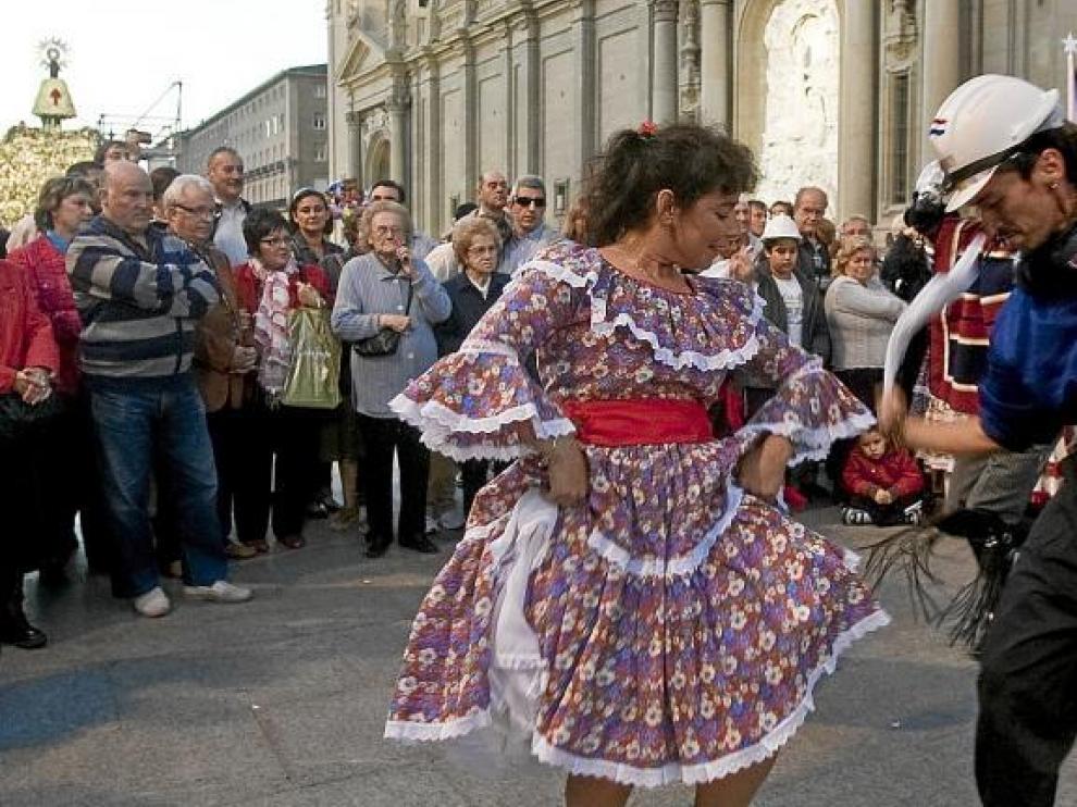 Alicia Caballería junto a uno de los mineros de 'atrezzo', que ayer ofrecieron sus bailes folclóricos a la Virgen del Pilar.