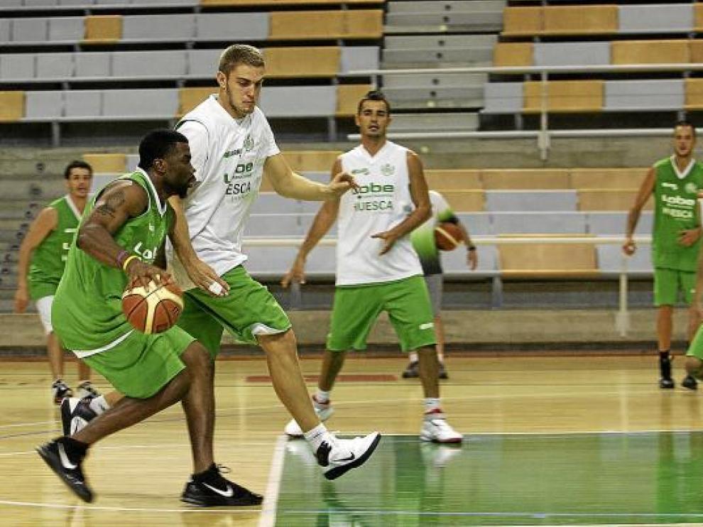 Johnson, con la bola, entorpecido por Freimanis durante un entrenamiento.
