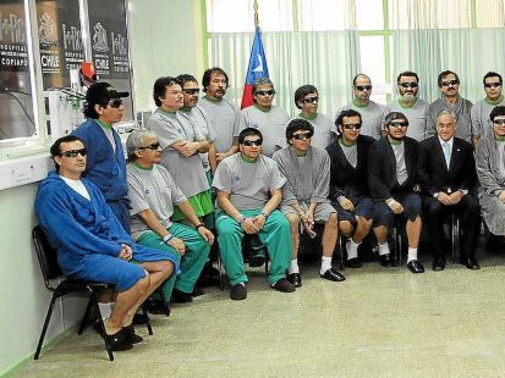 El presidente Sebastián Piñera posa con los 33 mineros