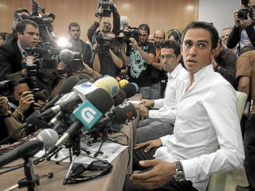 Contador, en la rueda de prensa que ofreció tras conocerse el positivo.