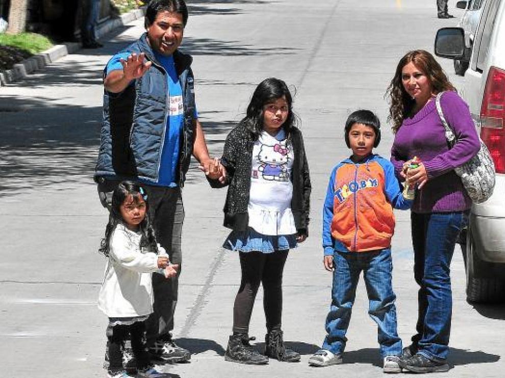 El minero Samuel Ávalos, con su mujer y sus hijos, durante la visita de su familia al hospital.