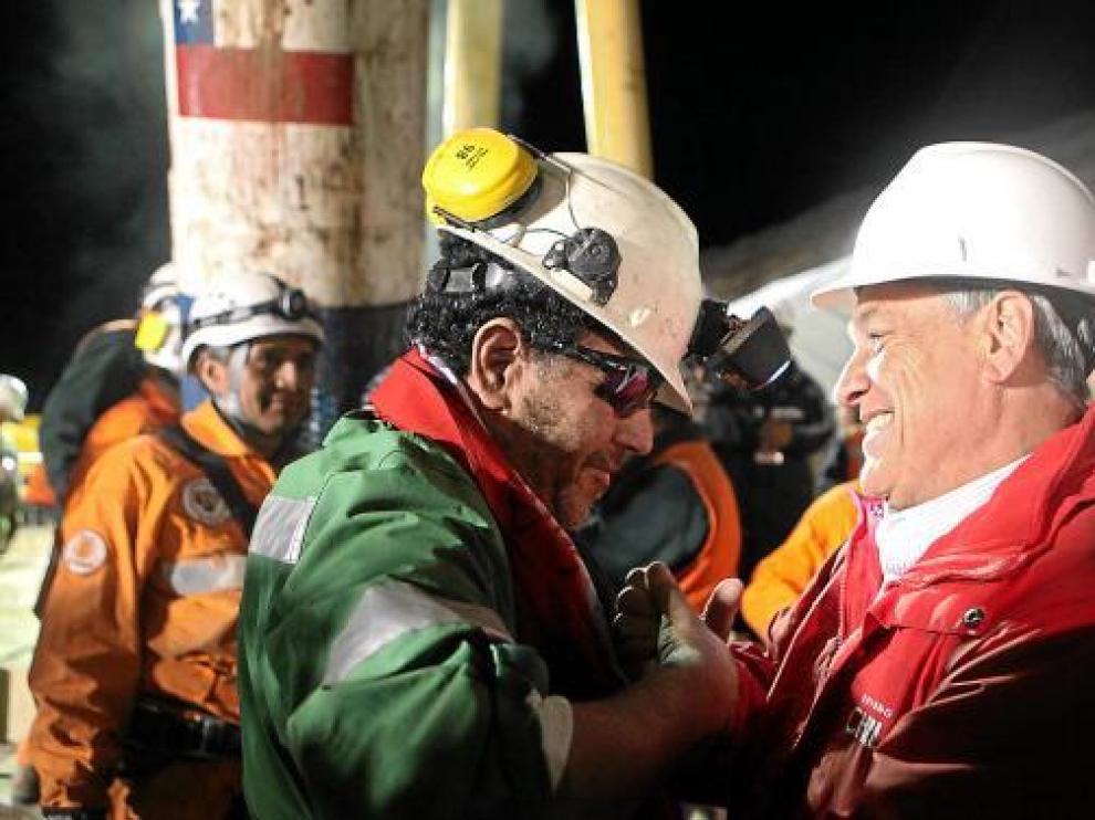 El último trabajador en salir del fondo de la mina, Luis Urzúa, saluda al presidente Piñera.