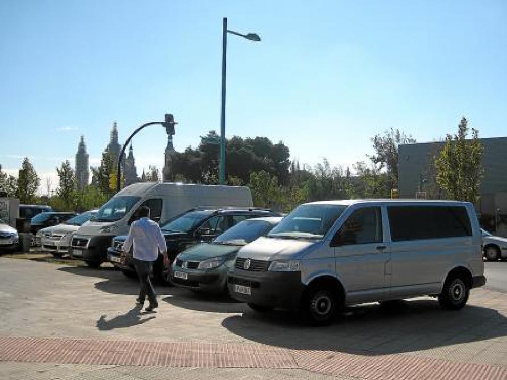 Automóviles aparcados en la zona del Actur, frente a Helios.
