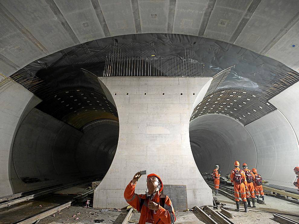 Turistas chinos fotografían el túnel de Gotthard