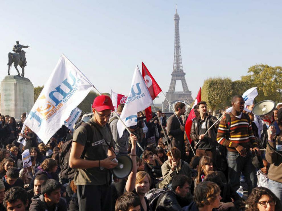 Grupos de estudiantes parisinos protestan durante la jornada de huelga general en Francia contra la reforma de las pensiones