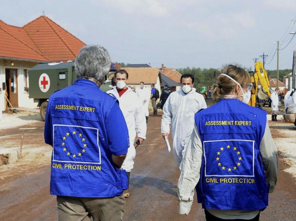 Expertos de la UE pasean por Kolontár.
