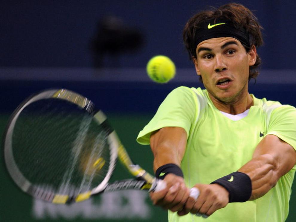 Nadal devuelve la pelota.