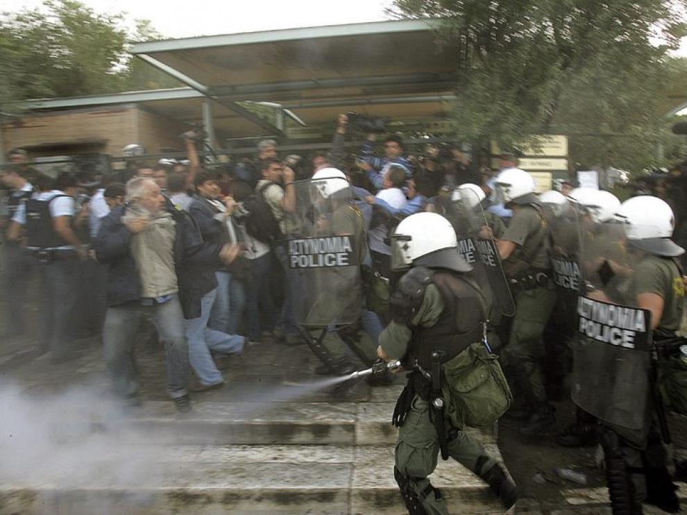 Un grupo antidisturbios se enfrenta con los manifestantes