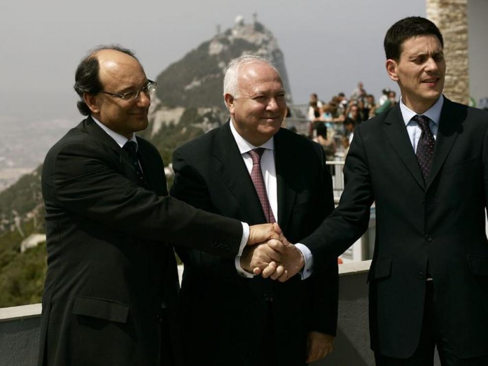 Peter Caruana con los ministros de Asuntos Exteriores de España, Miguel Ángel Moratinos, y Reino Unido, David Miliband, en un encuentro del año pasado