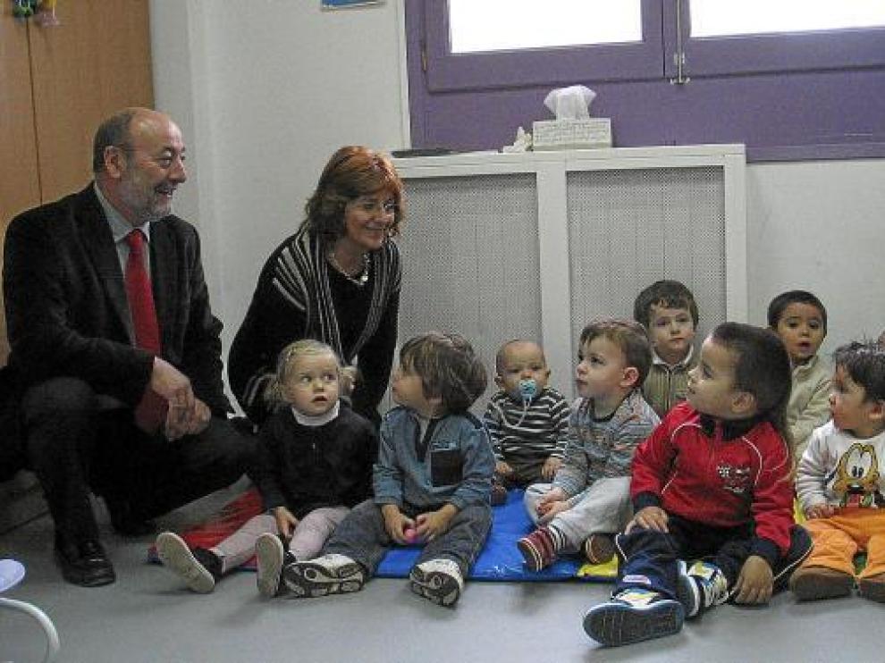 María Victoria Broto y Josep Chauvell posaron con los alumnos de la escuela infantil de Alcampell.