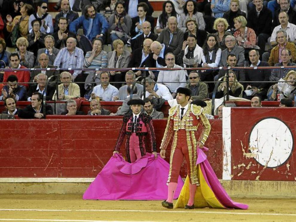 Javier Valverde, torero salmantino, eligió la Feria del Pilar para decir adiós a su profesión. Al inicio del paseíllo recibió una ovación compartida.