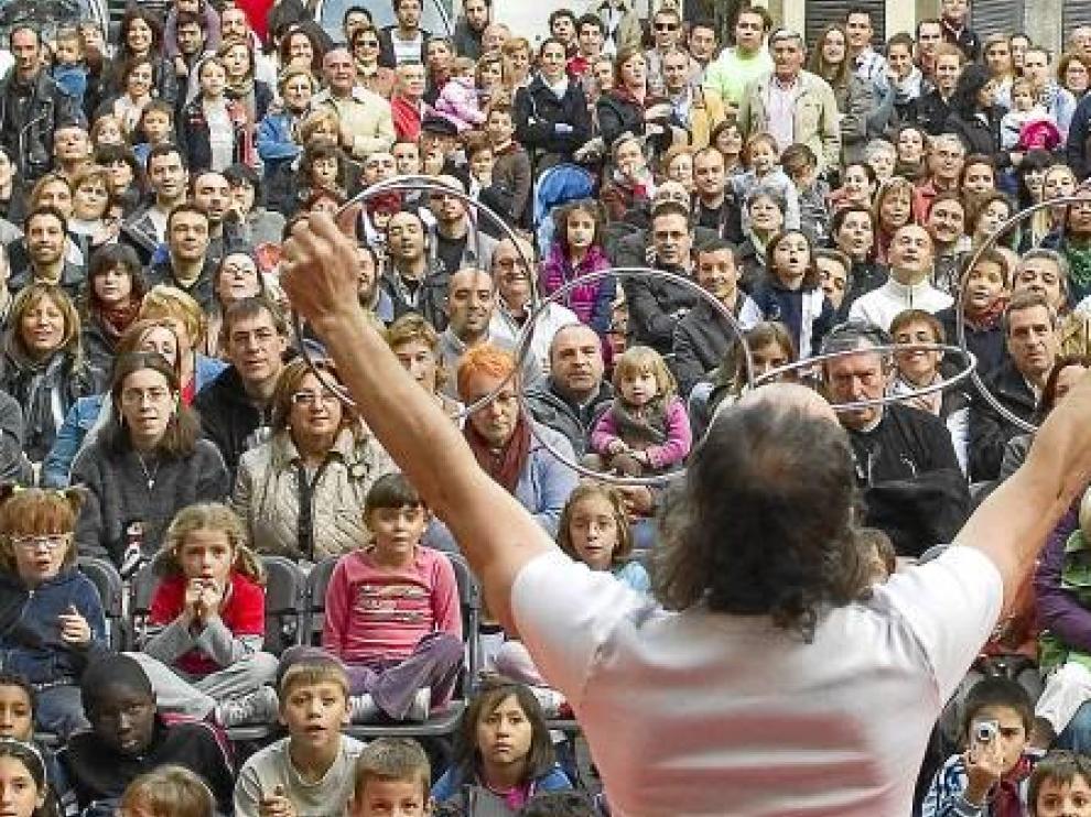 El hombre forzudo, del grupo Funny Magic Creepy Show, durante su actuación en la plaza del Justicia el pasado jueves.
