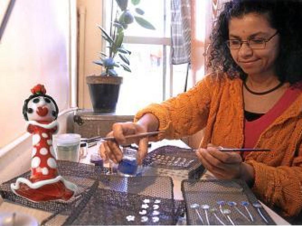 Aline Désir trabaja con vídrio.