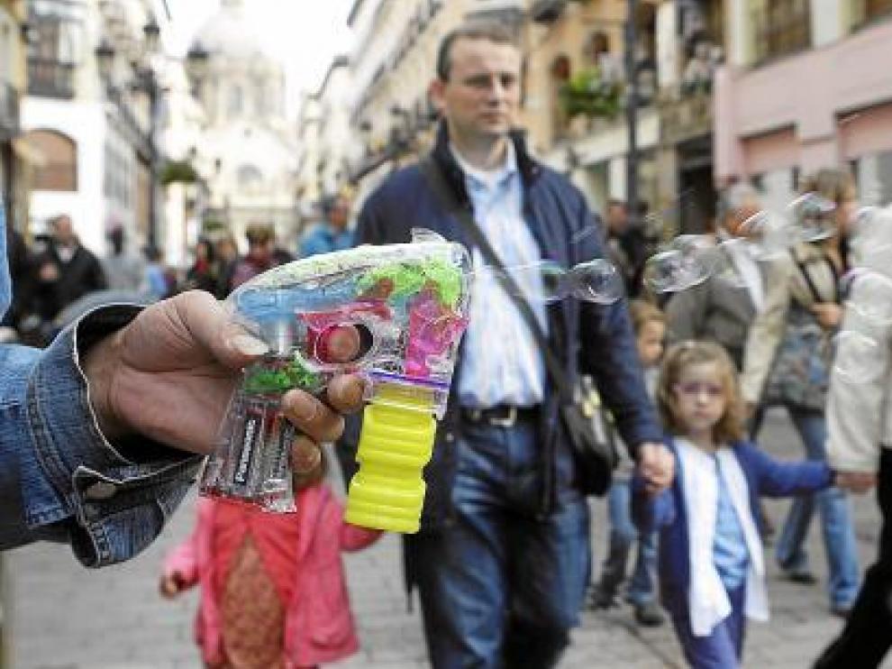 Las pistolas que disparan miles de pompas de jabón hacen furor entre los más pequeños.