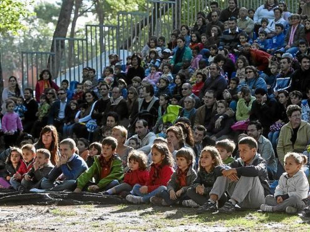 NIños y mayores disfrutan con una actuación en el Parque de las Marionetas.