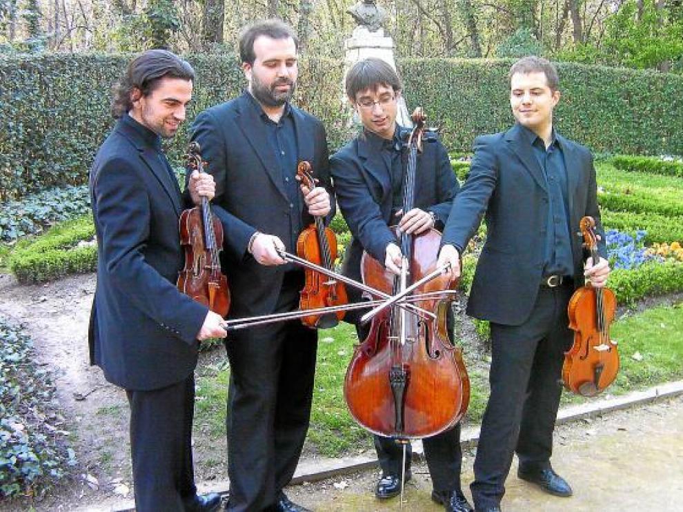 El Cuarteto Versus son todos para uno. Como los mosqueteros, pero sustituyendo las espadas por sus respectivos arcos. Carlos Vallés es el último a la derecha.