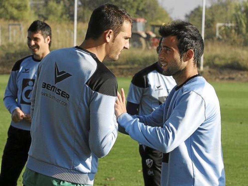 El meta Cabrero dialoga con Molinero durante el entrenamiento de ayer.