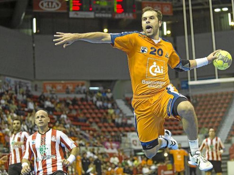Masachs se prepara para el lanzamiento, en un duelo del CAI Aragón.