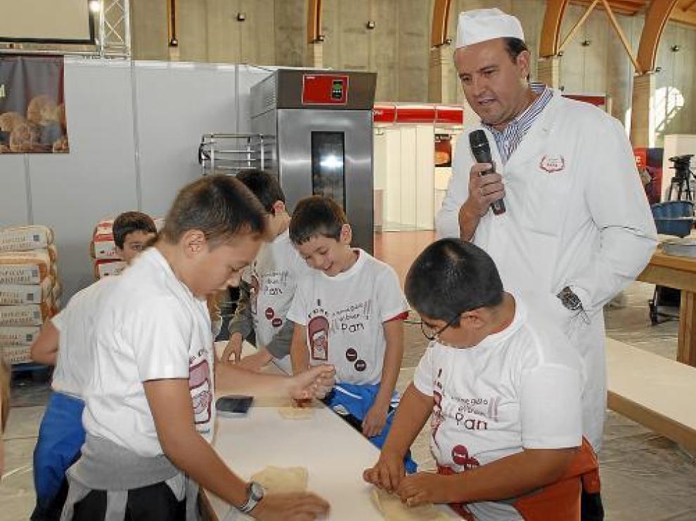 Un maestro panadero explicaba ayer a un grupo de escolares cómo elaborar pan.