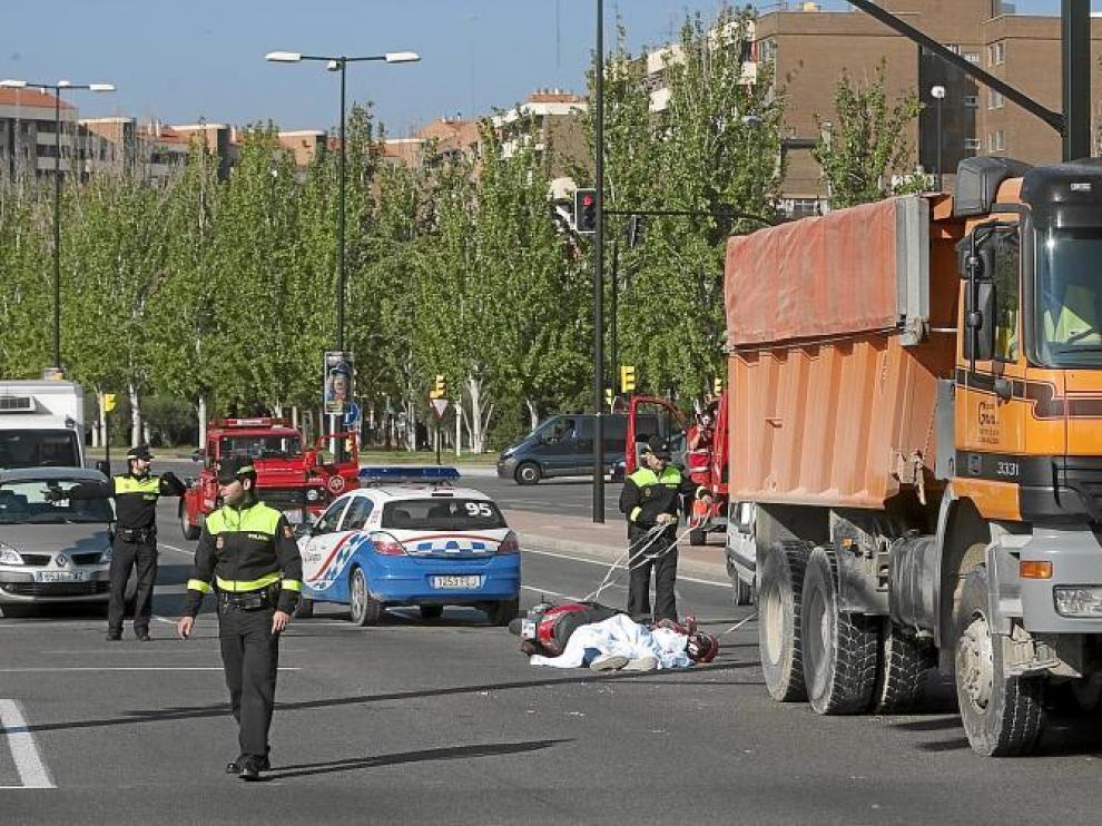 El cuerpo del joven quedó tendido junto al camión que lo arrolló en Valle de Broto, en el cruce con la avenida de los Pirineos.