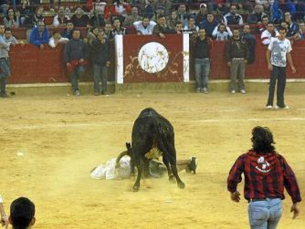 El joven de 19 años embestido por una vaquilla continúa muy grave
