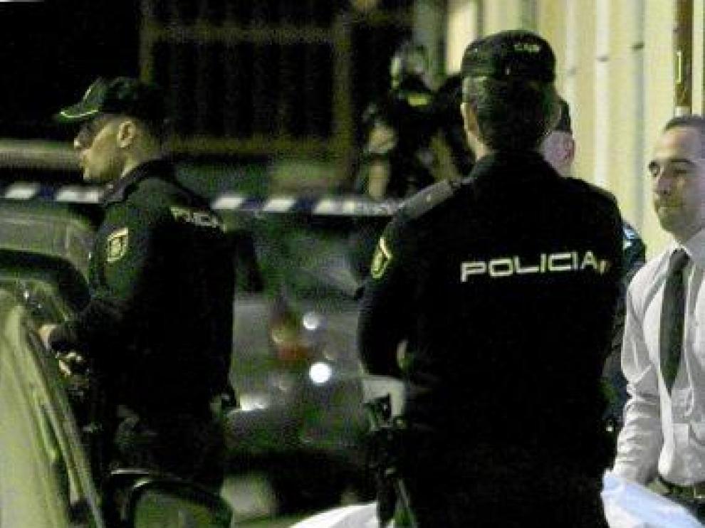 Miembros del servicio funerario trasladan el cadáver en Getafe.