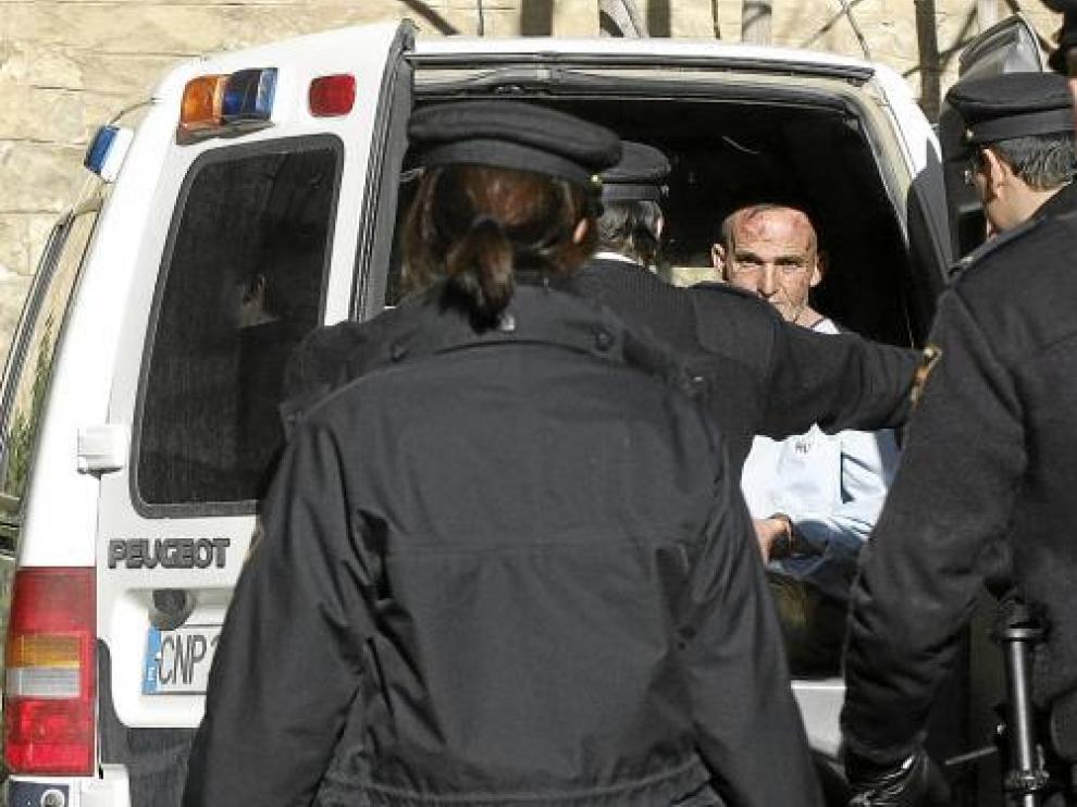 Uno de los atracadores, Benito Ortiz Perea, rodeado de la Policía tras ser detenido en el BBVA.