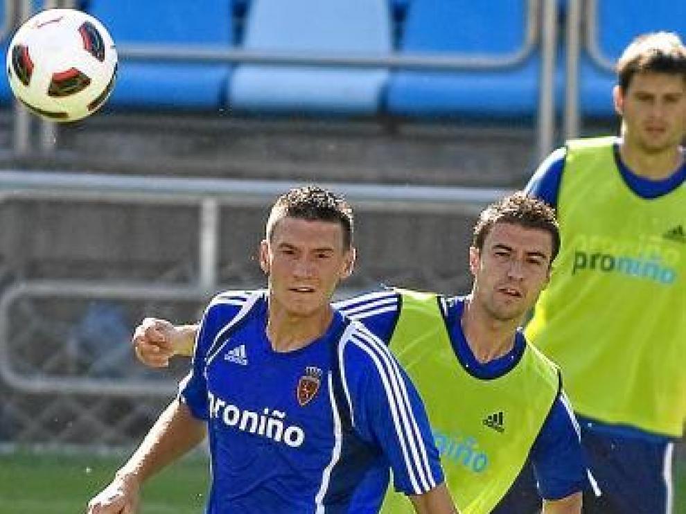 Pinter disputa un balón con Gabi.