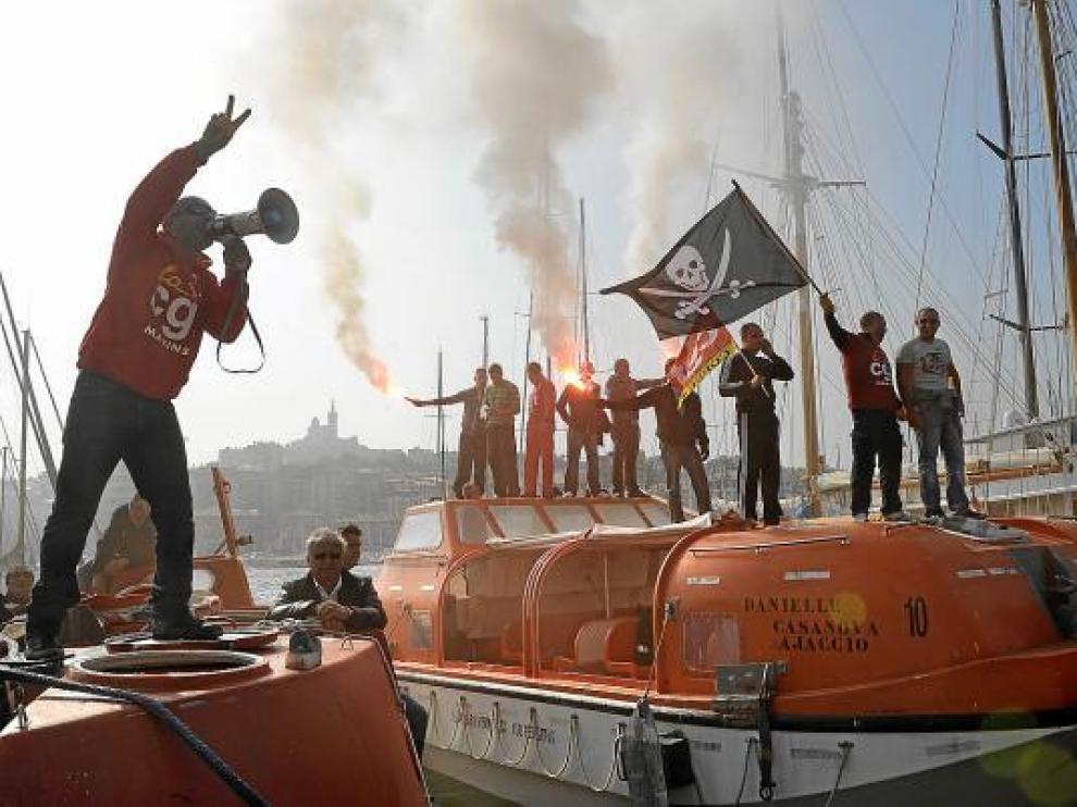 Sindicalistas protestan, a bordo de transbordadores, contra el plan de Sarkozy en Marsella.