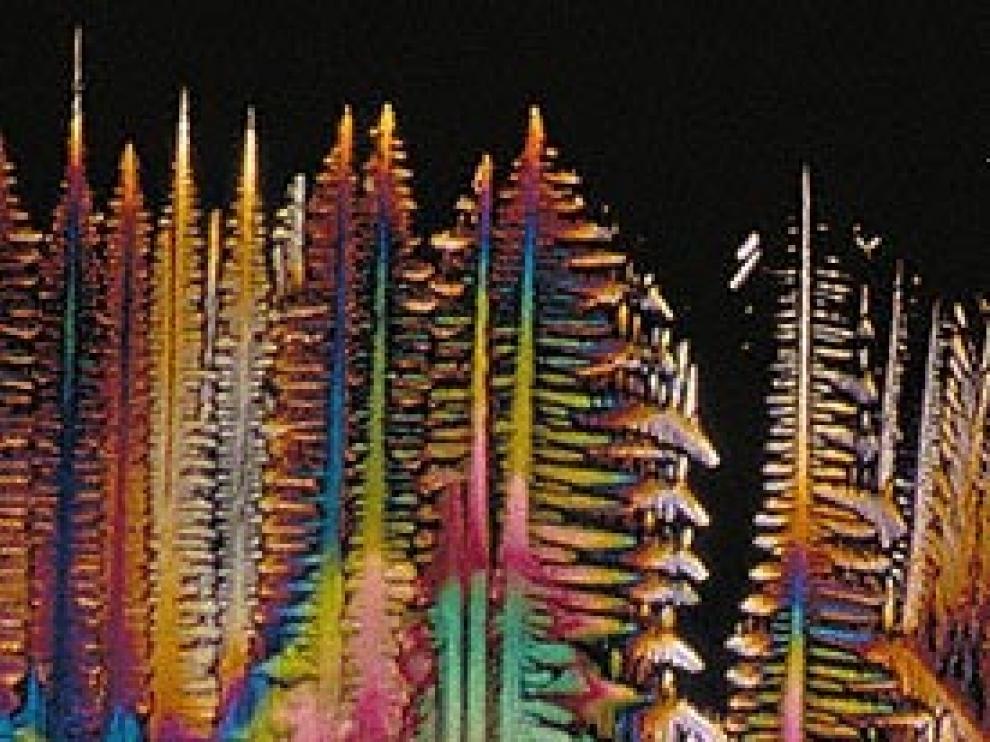 Cristales de vitamina D en una imagen coloreada obtenida con microscopio electrónico