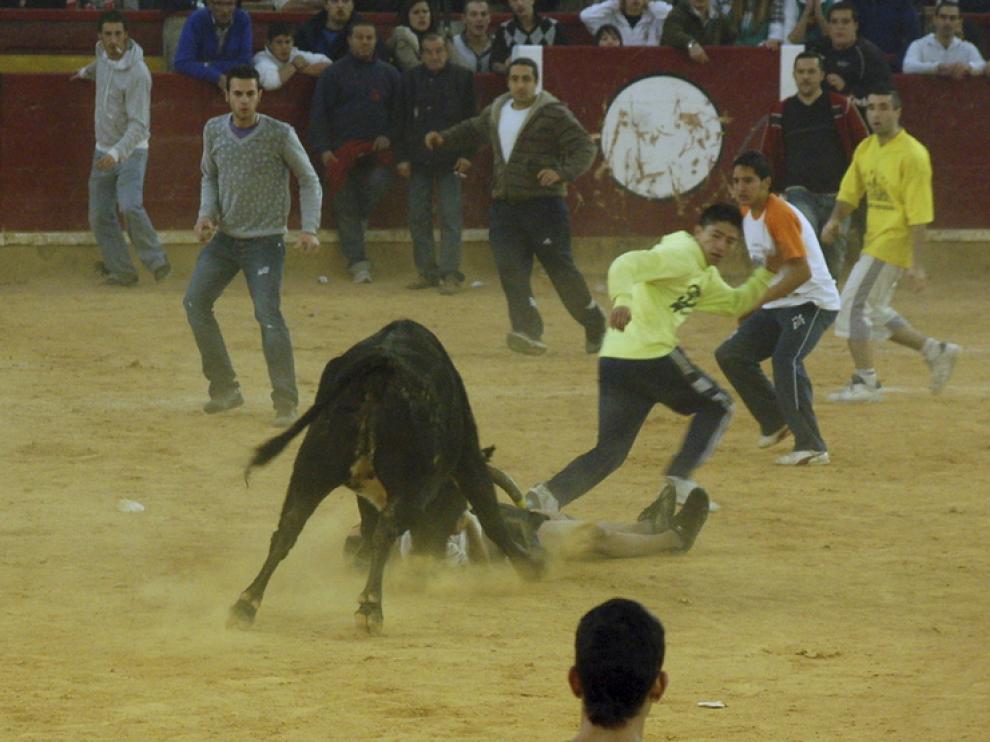Momento en el que el joven resulta herido por la vaquilla