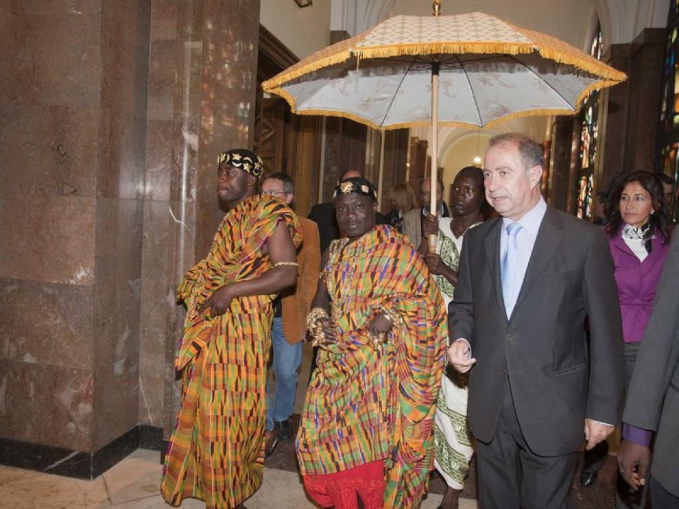 Nana Kokroko III, rey de la provincia ghanesa de Ashanti Akim, recibido por el vicealcalde