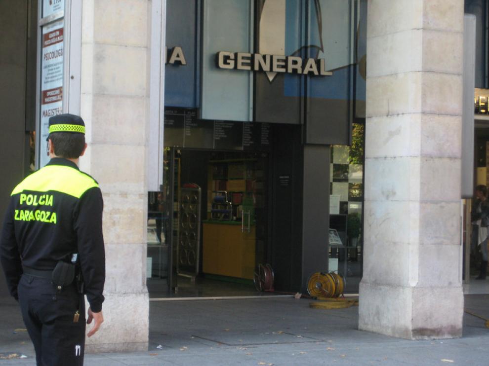 Los bomberos trabajan dentro del establecimiento