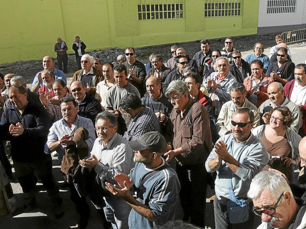 Un grupo de trabajadores de Luna aplaude a las puertas de la fábrica tras conocer el resultado del acuerdo con la empresa.Un grupo de trabajadores de Luna aplaude a las puertas de la fábrica tras conocer el resultado del acuerdo con la empresa.